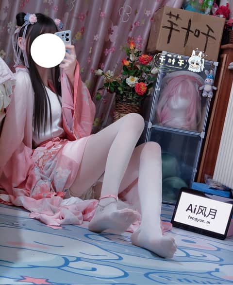 汉服白丝小师妹𤀊𤀊嗤以后穿个黑丝Jk给师兄看评论区仅开放一小时人机太多接着整治