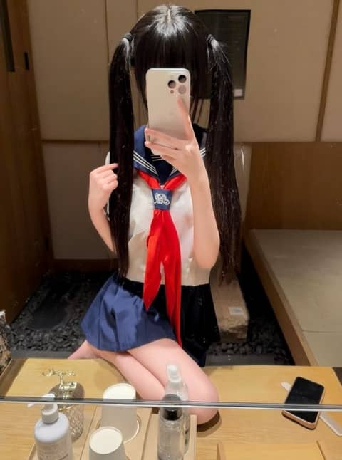 幼児体型の制服コスじゃ盛り上がらないですか