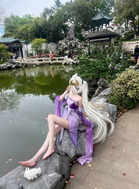 你问西湖水偷走她的几分美 嫦娥