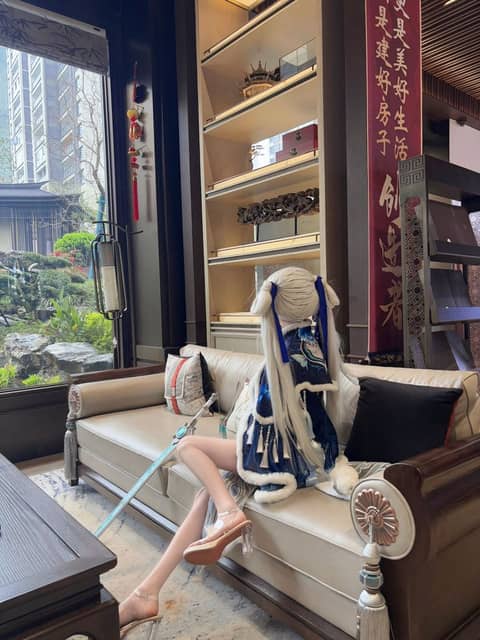 江畔何人初见雪
