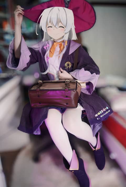 戴着这枚彰显魔女身份的胸针披着一头灰色秀发其美貌与才能散发的光芒连太阳见了都会不
