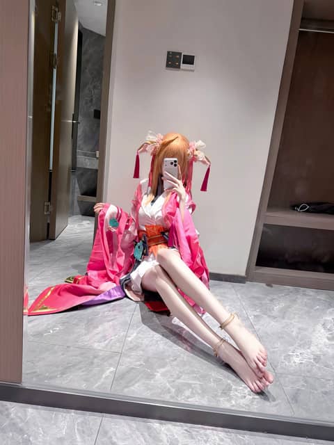 被踹一脚就老实了