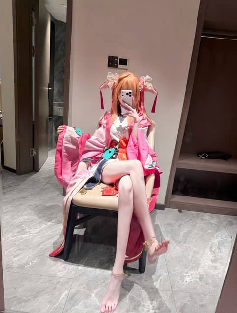 被踹一脚就老实了