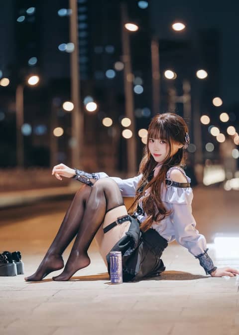 夜幕下的城市街头随意坐在地上拍了这组 黑丝在路灯映照下透着细腻的光泽紧紧包裹着腿