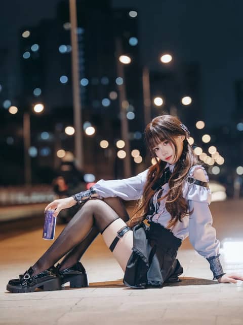 夜幕下的城市街头随意坐在地上拍了这组 黑丝在路灯映照下透着细腻的光泽紧紧包裹着腿